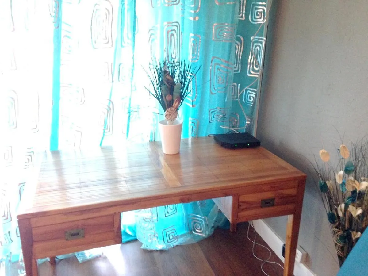 Studio Charmant Le Moule 35M² + Balcon Apartment